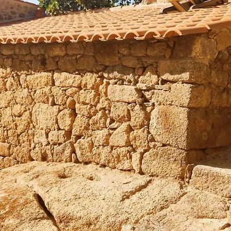 Casa Do Meio Em Quinta De Sao Pedro De Vir-A-Corca Monsanto Exterior photo