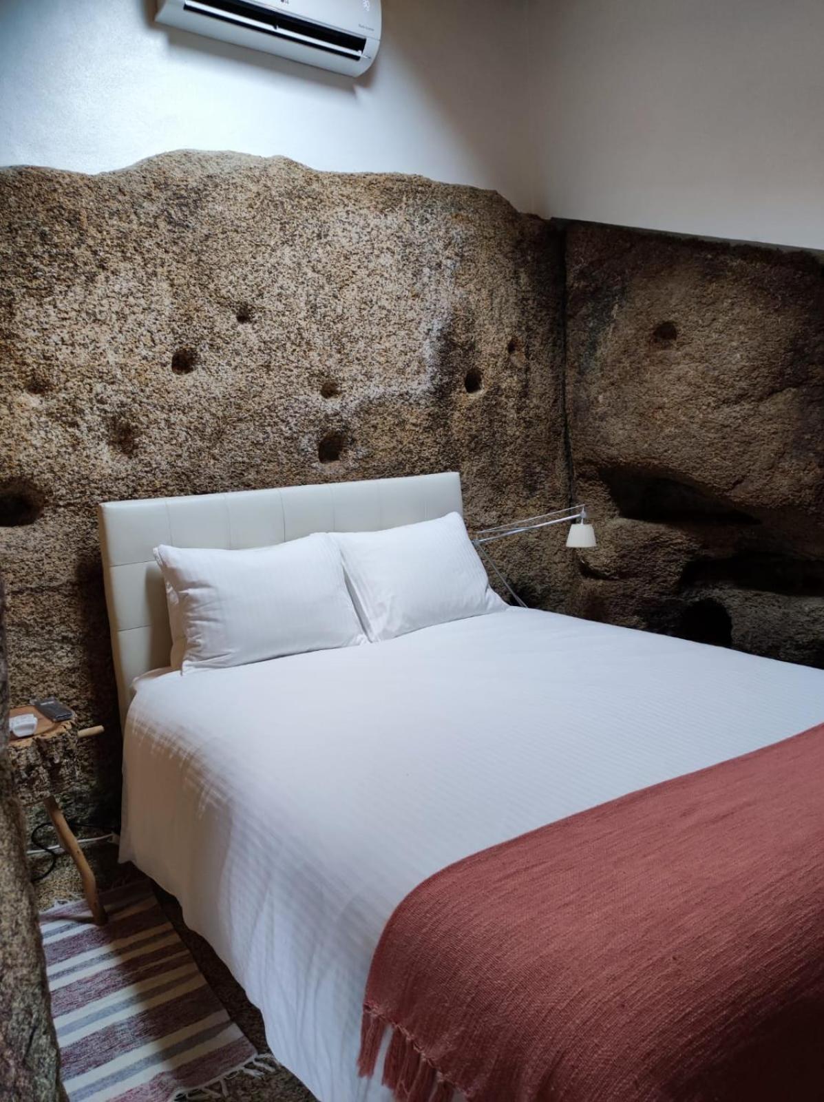 Casa Do Meio Em Quinta De Sao Pedro De Vir-a-corca * Monsanto
