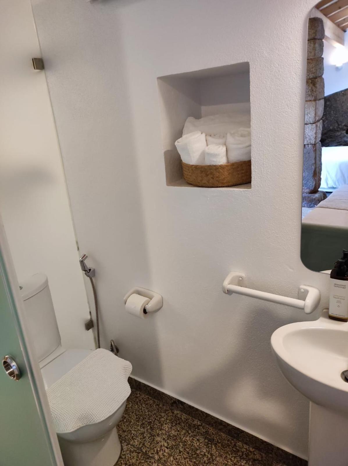 Casa Do Meio Em Quinta De Sao Pedro De Vir-a-corca * Monsanto